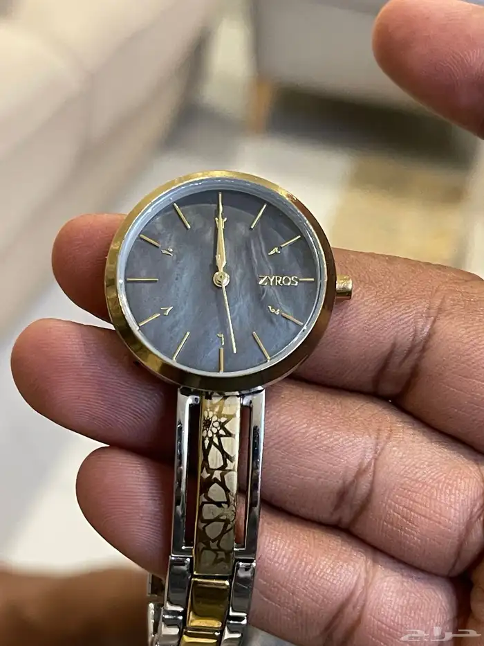 للبيع 10 عطور قديمه جميله و 8 ساعات منوعه البيع للجميع 32
