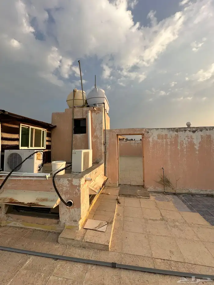 عمارة خمس شقق في أم العراد على شارعين 16