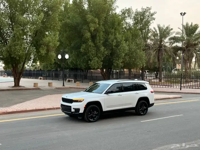 جراند شيروكي لاتيتيود 2022 ( بحالة الوكالة ) 27