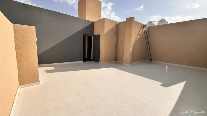 للبيع روف علوي مستقل حي النور شمال الخميس بحوش بايكه سياره 14