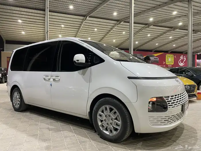 هونداي ستاريا 2023ممشي قليل 11راكب (بنزين)3.5L 3