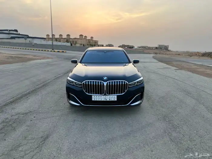 بي ام دبليو الفئة السابعة 730li موديل 2021 نظيف وممشى قليل 2