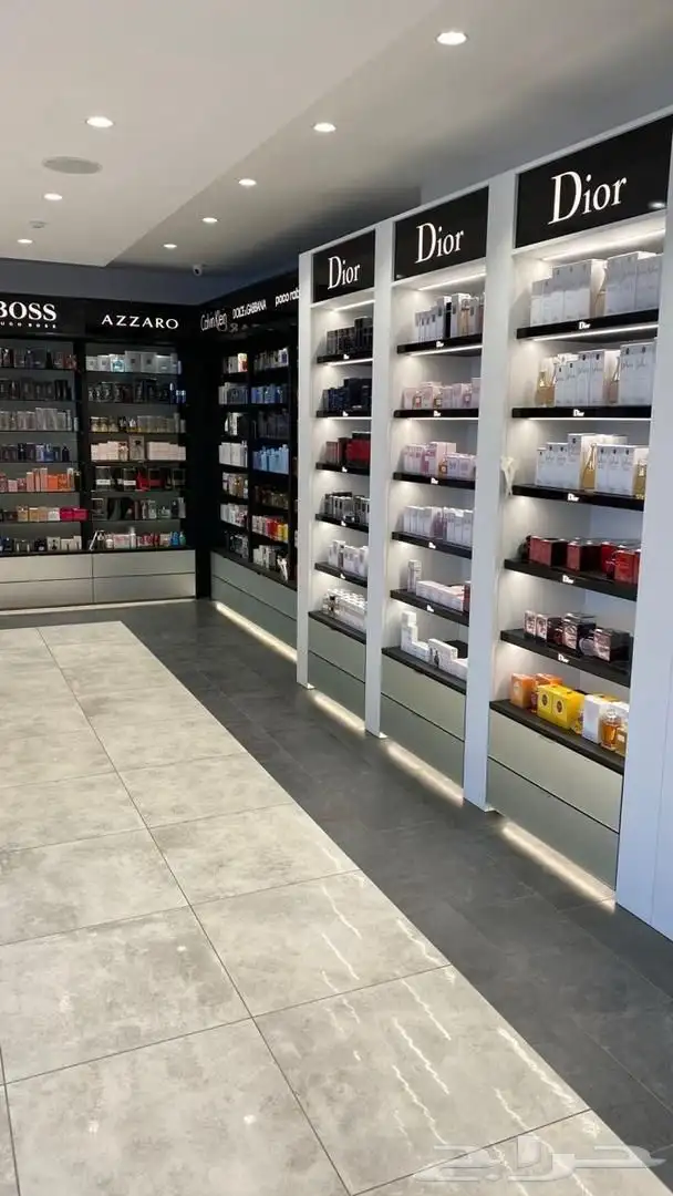 رفوف صيدليات. عطور. 2