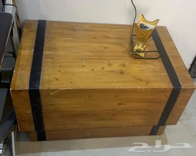 كرسي خشبي كلاسيكي جميل مع الطاولة 1