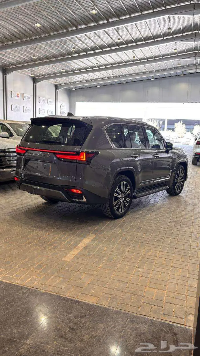 لكزس LX600 BB لون تيتانيوم سعودي 6