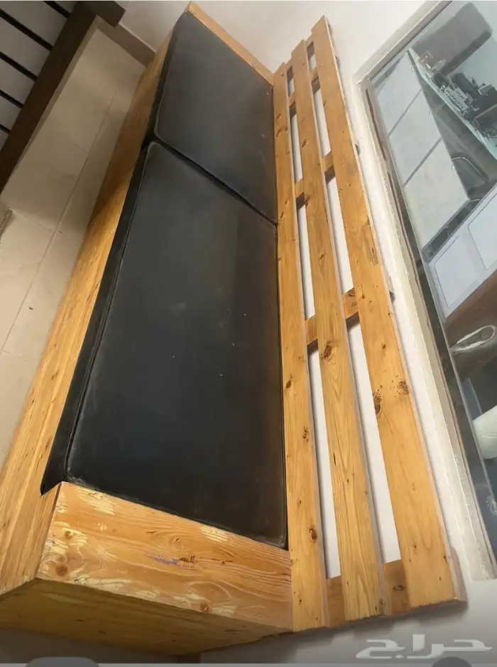 كرسي خشبي كلاسيكي جميل مع الطاولة 0