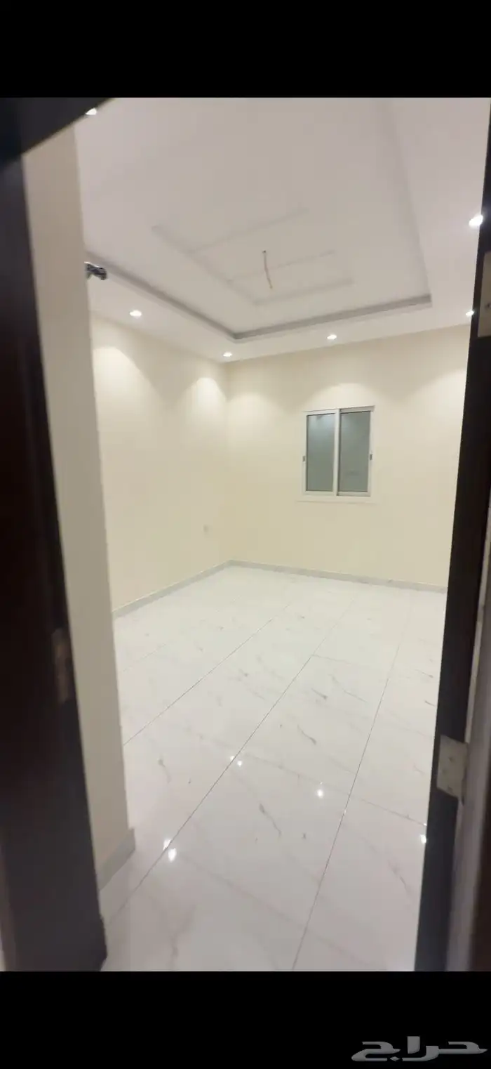 هناك خمس غرف وصالة وثلاث حمامات 3