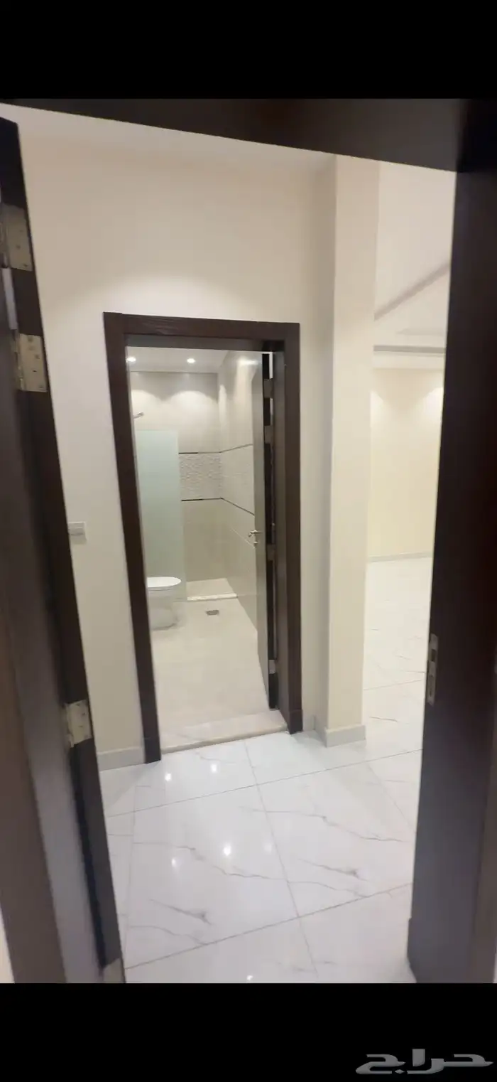 هناك خمس غرف وصالة وثلاث حمامات 7