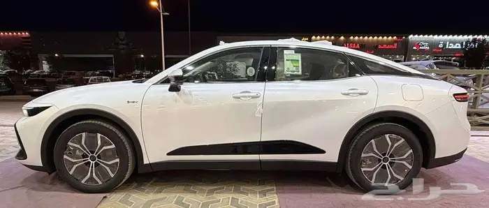 تويوتا كراون 2.5 بريميوم هايبرد 2026 1