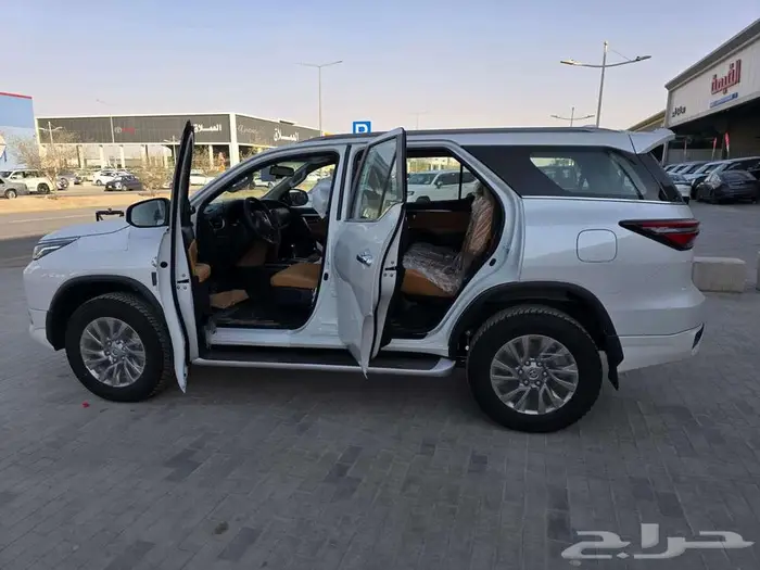 تويوتا فورتشنر VX3 بنزين 2025 7