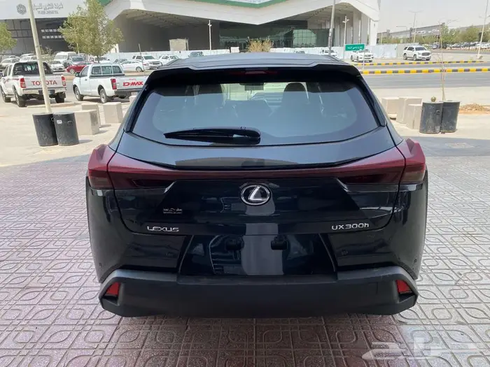 لكزس UX300h 2024 سعودي اسود. 12