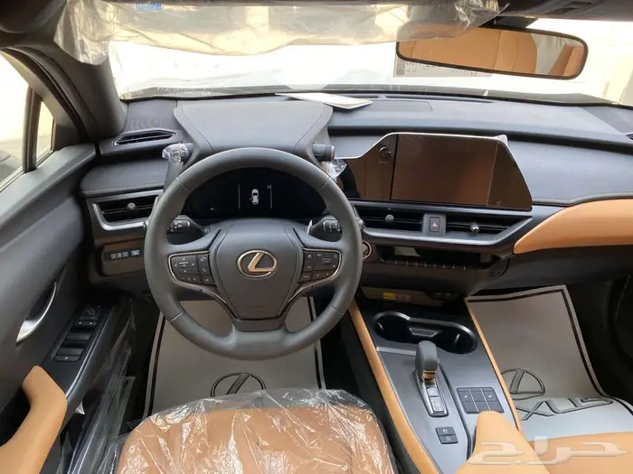 لكزس UX300h 2024 سعودي اسود. 8