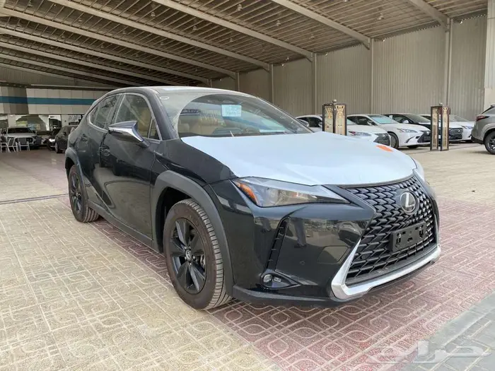 لكزس UX300h 2024 سعودي اسود. 3