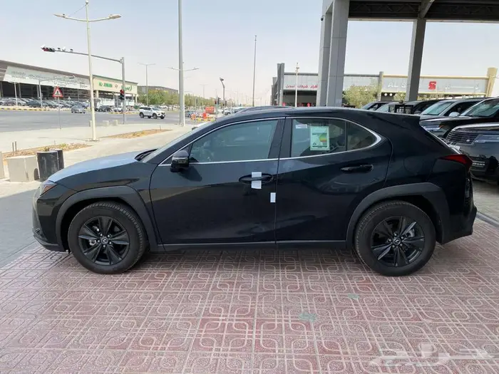 لكزس UX300h 2024 سعودي اسود. 4