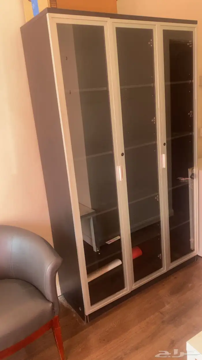 اثاث مكتبي نضيف وجوده 7 كراسي ومنهم2 كراسي مكتب جوده 3