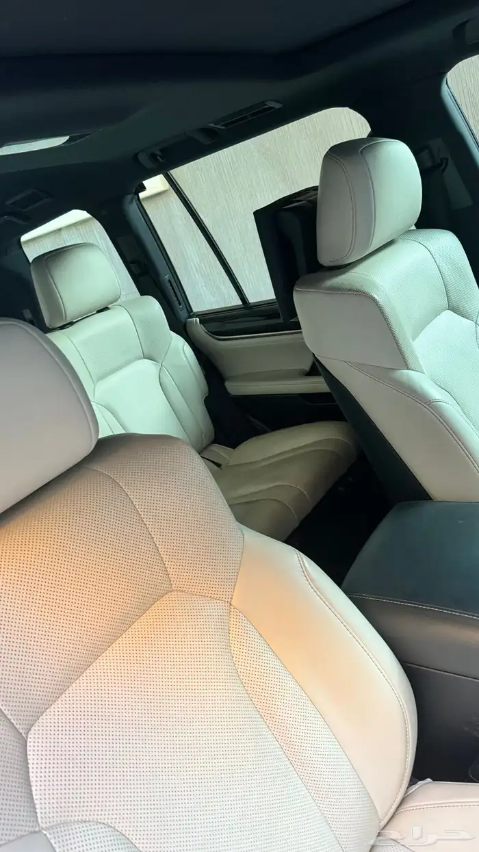 جيب لكزس اسود من داخل اف وايت شي فريد من نوعه للبيع 3