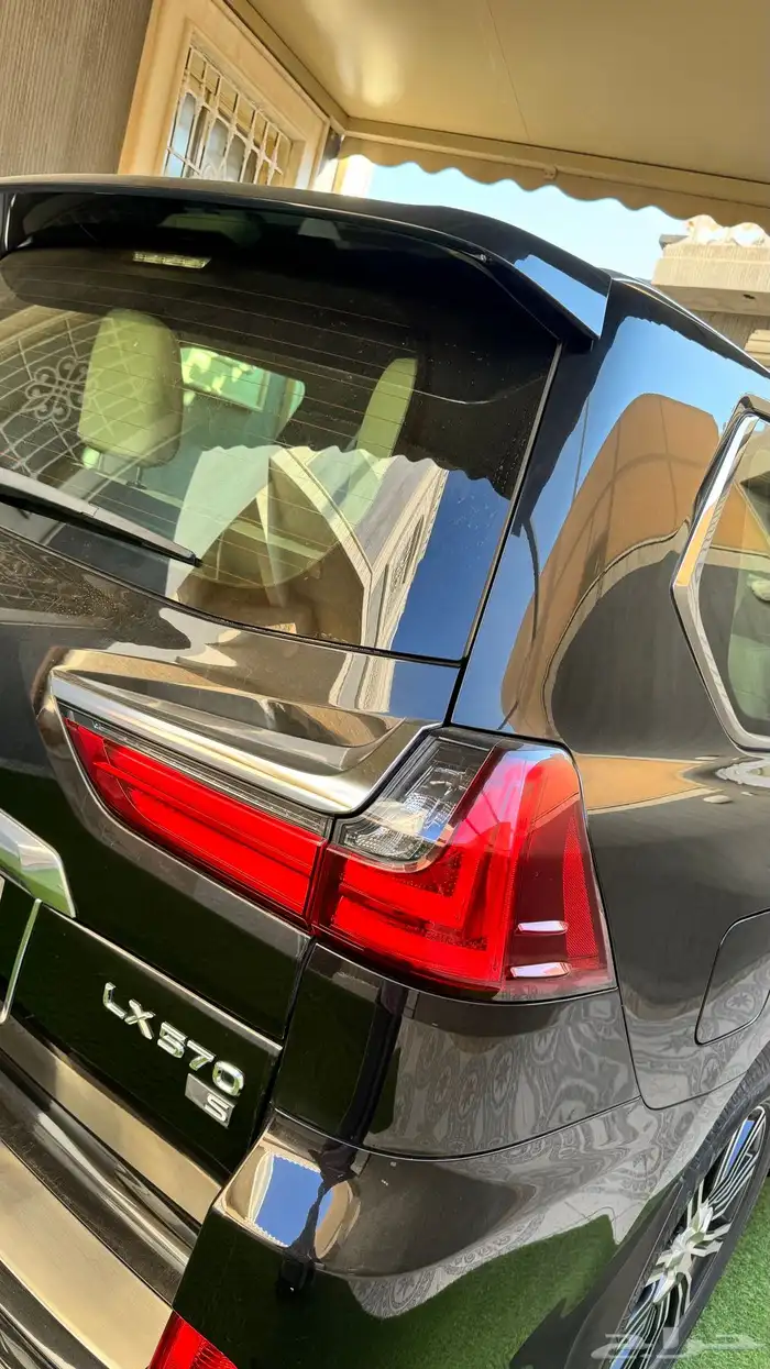 جيب لكزس اسود من داخل اف وايت شي فريد من نوعه للبيع 1