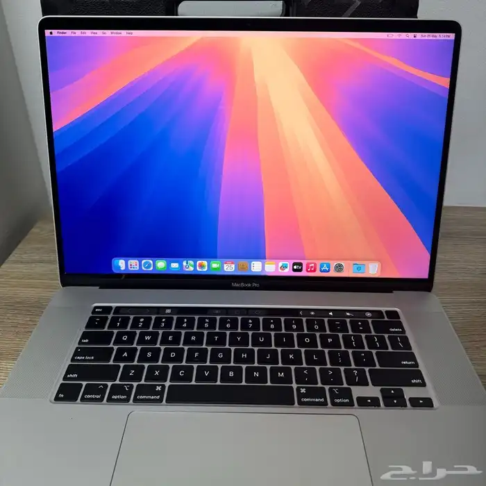 MacBook Pro   i7. 16inch display 16GB ram 500gb SSD 5