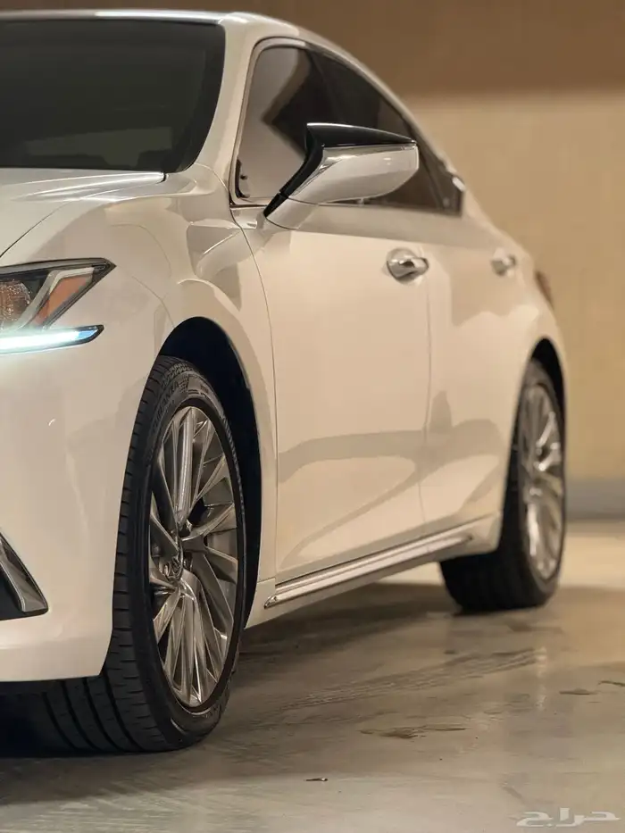 لكزس es 350 2023 ابيض لؤلؤي 3