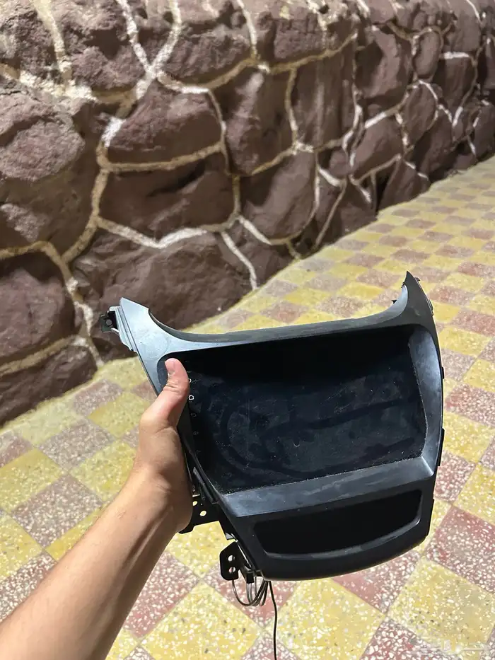 شاشة تركب على جميع السيارات وفيه يتيوب ونت فلكس وفيه تحميل 0