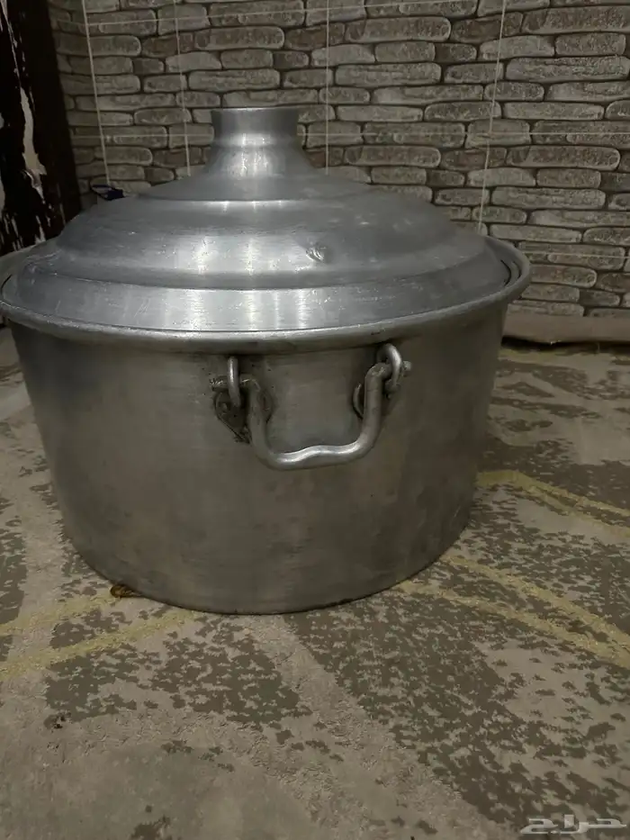 قدر كبير ياخذ ذبيحتين للبيع وفرن كهربائي للبيع حرارته حاره 1