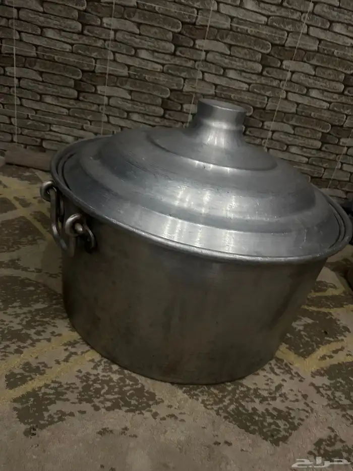 قدر كبير ياخذ ذبيحتين للبيع وفرن كهربائي للبيع حرارته حاره 3