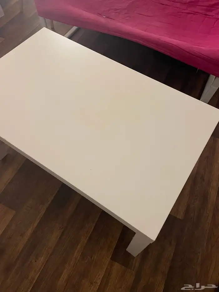 كنبة وطاولة بيضاء وكومدينه 9