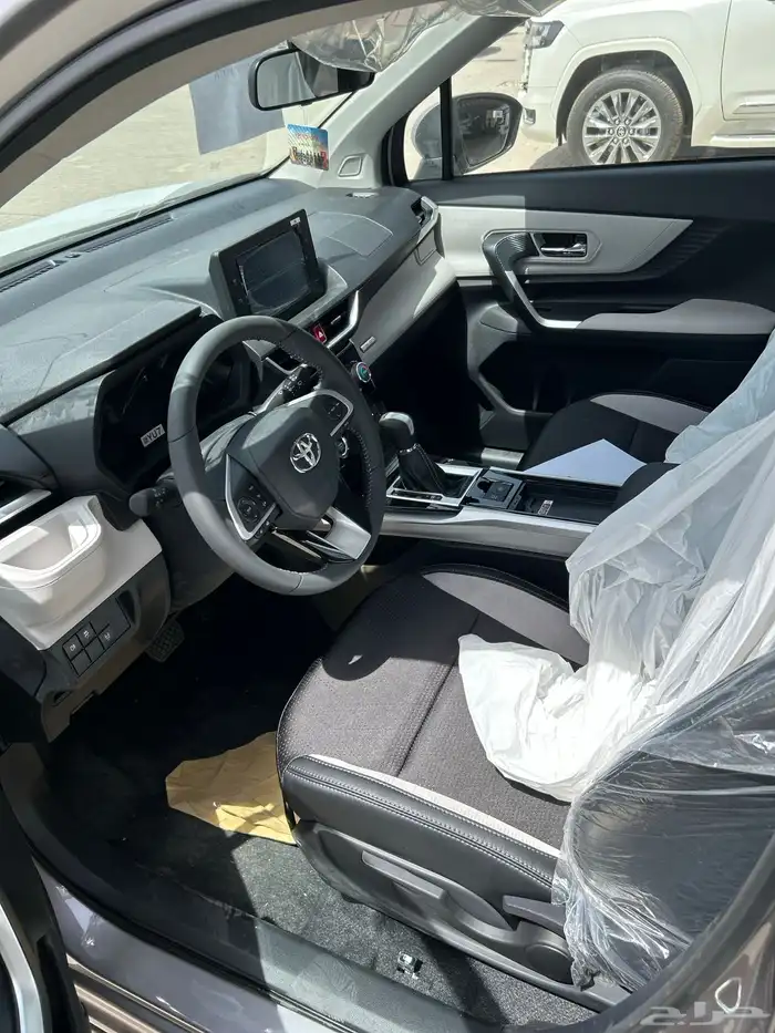 تويوتا فيلوز GLXبنزين فل كامل فضي 74650 شامل الضريبة 4