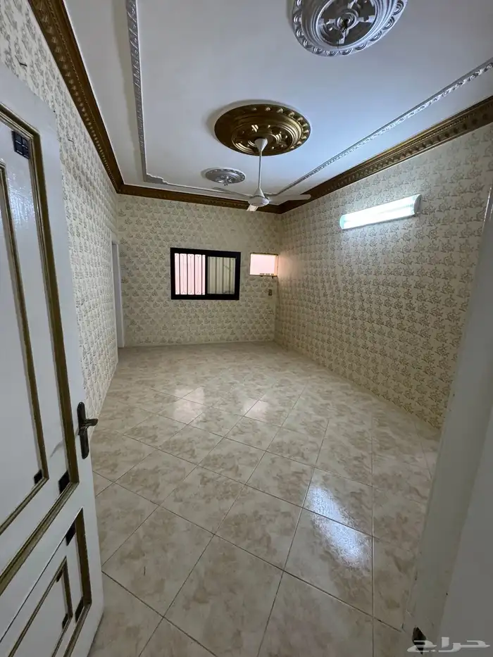 يوجد شقق ومحلات او مستودع للايجار السنوي بجوار كاسر الاسعار 11
