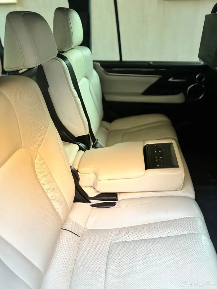 جيب لكزس اسود من داخل اف وايت شي فريد من نوعه للبيع 4