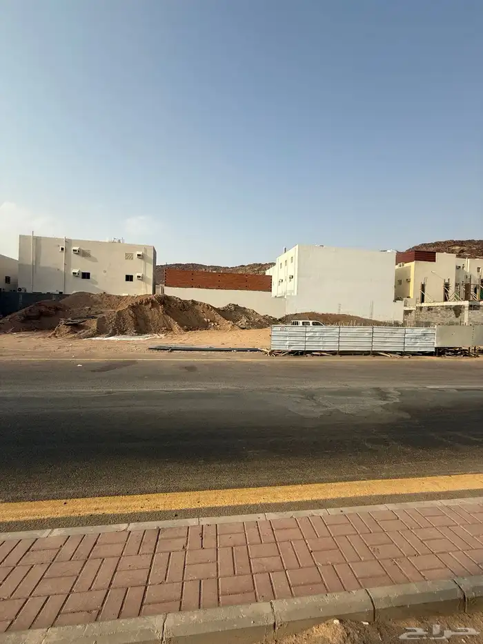 للبيع ارض تجارية في مخطط السلام م623 شارع35م شمالي 2