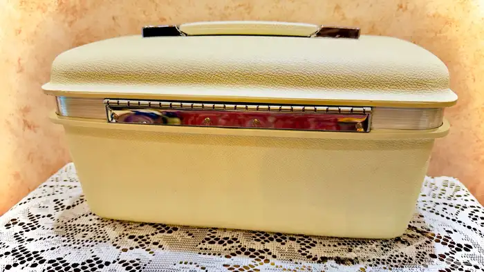 شنطة مكياج سمسونايت لون عاجي او اوف وايت 3