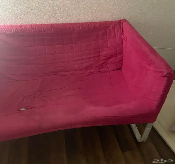 كنبة وطاولة بيضاء وكومدينه 11