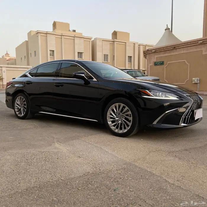 لكزس ES 350 CC موديل 2023 أسود سعودي الممشى 59 ألف كم 3