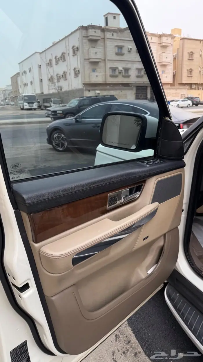 لاند روفر 9