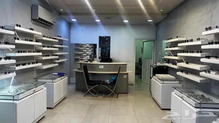 تقبيل محل نظارات 8