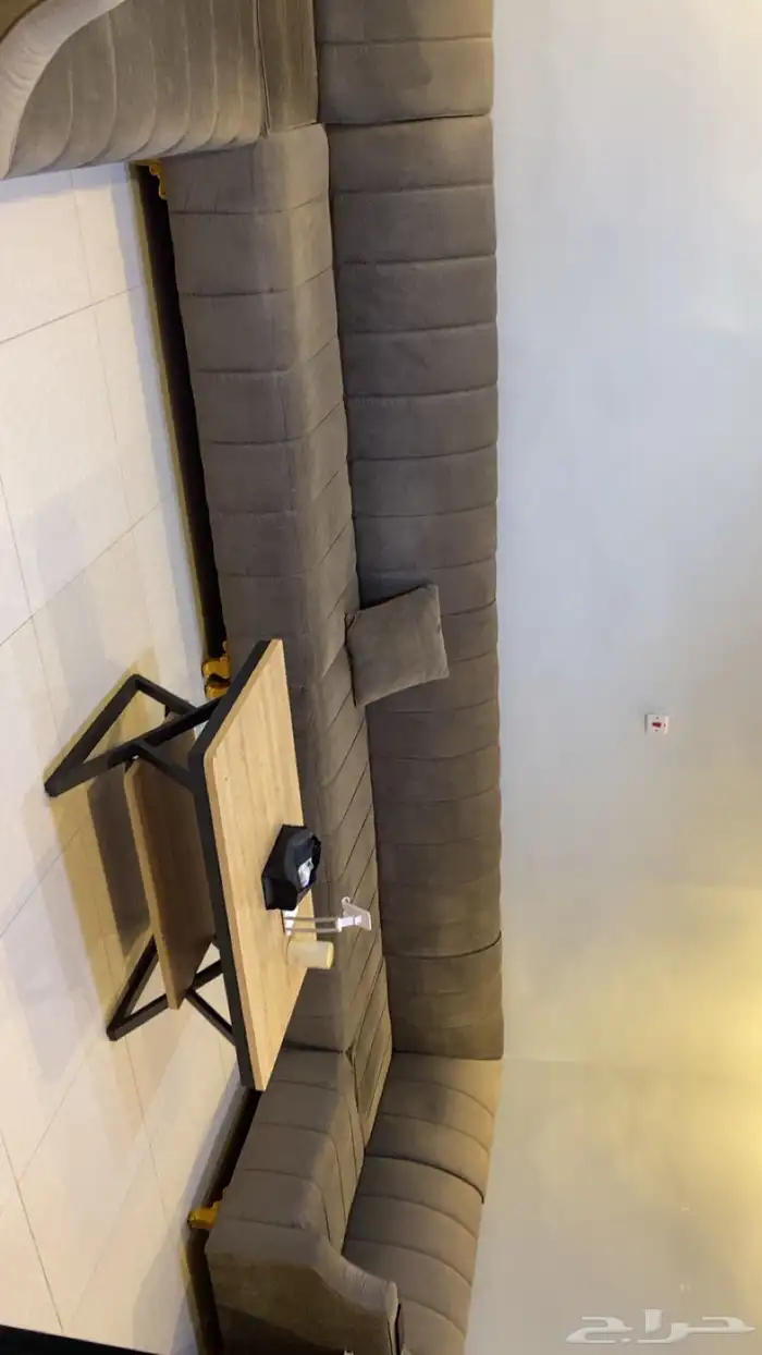 ثلاث كنب مستعمل و طاوله مع استاند مراية 3