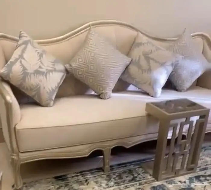 مجلس كامل كنب كلاسيك للبيع مع طاولات خدمه وستارة 1