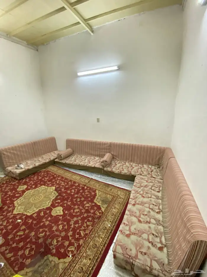 جلسة ارضيه بلون ابيض وعنابي 0