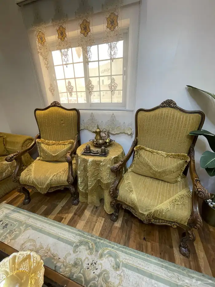 طقم كنب كلاسيك وسفرة للبيع 1