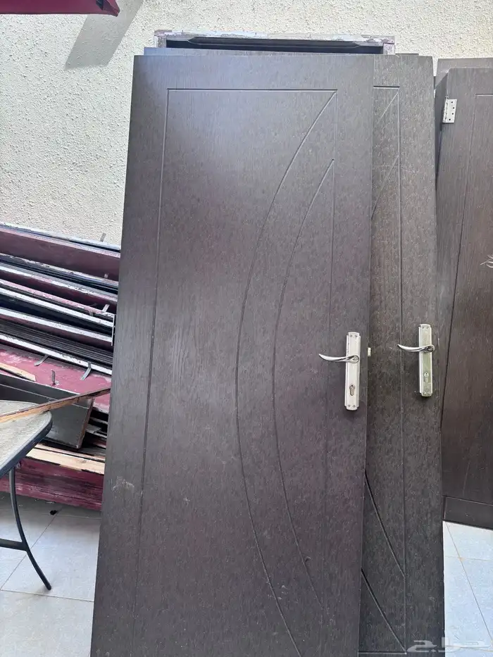 مجموعه من الأبواب. بي حاله ممتازه شامل الإطارات 2