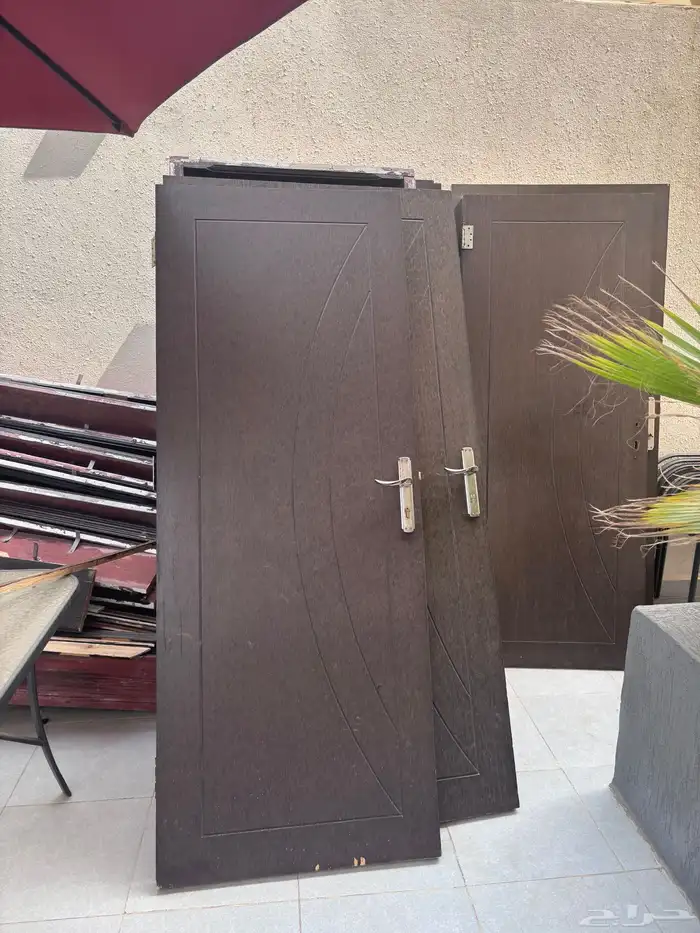 مجموعه من الأبواب. بي حاله ممتازه شامل الإطارات 0