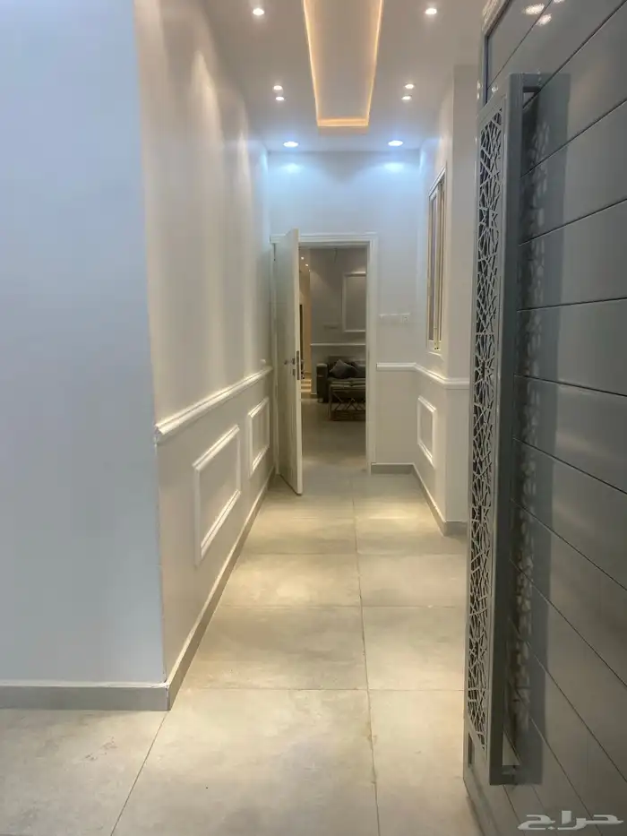 شقة كبيره مؤثثه حي الربوة الواديين خلف محطة بي جروب 2