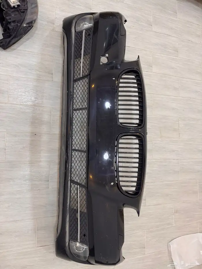 للبيع صداديم وانوار وسمكات وجنوط bmw f10 4