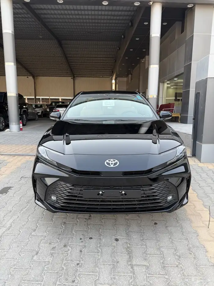تويوتا كامري 2025 E اسود 1