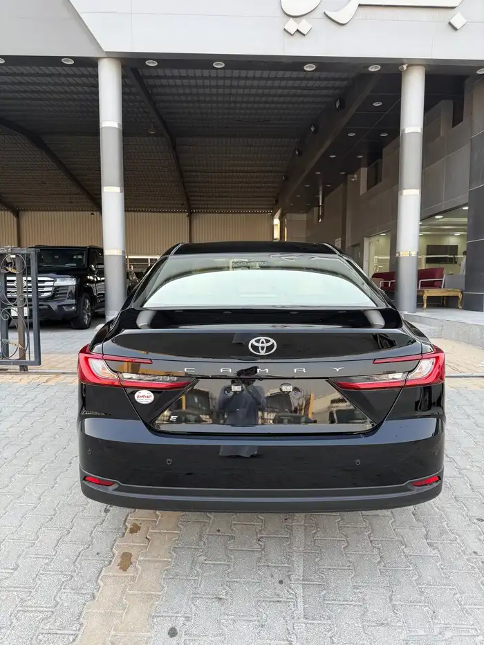 تويوتا كامري 2025 E اسود 5