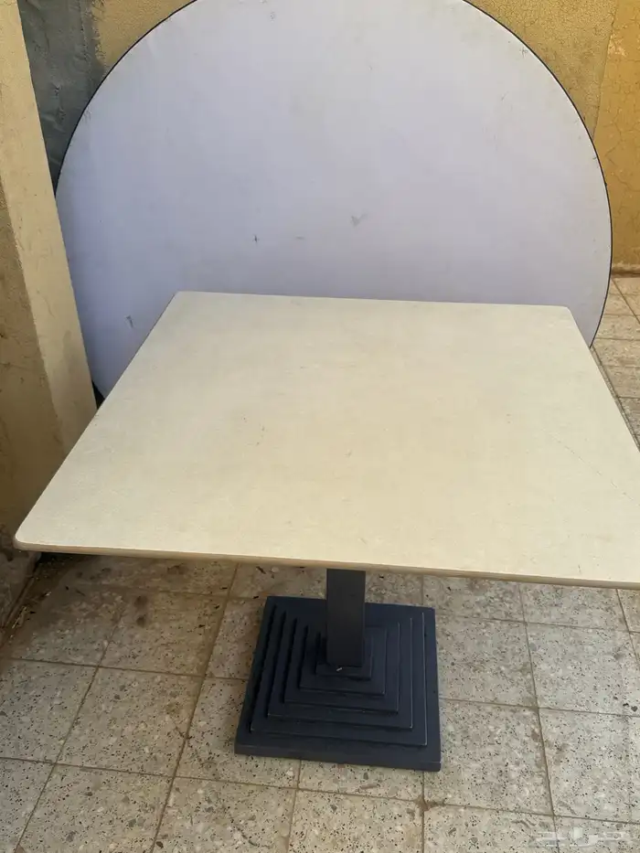للبيع عدد كراسي وطاولات نضيفه 2