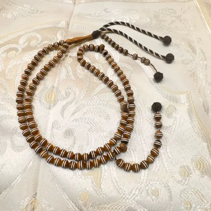 سبحة زيتون 99 خرزة بحزام ملون مع عد اد 2