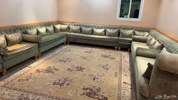 مجلس على شكل كنب متصل تقريبا 5 6 0