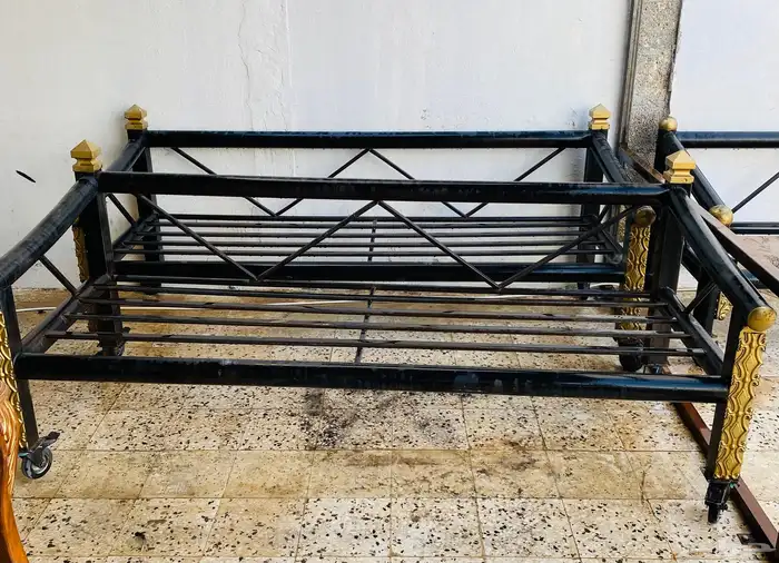 جلسات خارجية حديد بكفرات وحامل حطب حديدي 1